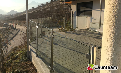 Glas Geländer mit Glashaltern wurde in Grimisuat von Zaunteam Wallis, Niedergesteln im Jahr 2017 erstellt.