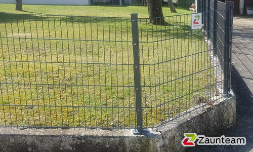 Doppelstabmatten schwer feuerverzinkt und anthrazit beschichtet mit Pfosten 60 x 40 mit Abdeckleisten mit Fussplatte wurde in Gussenstadt von Zaunteam Ulm, Lonsee im Jahr 2026 erstellt.