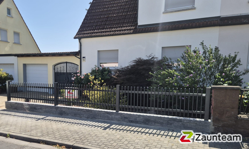 Palisaden Aluzaun aufgeschraubt wurde in Hanau von Zaunteam Main-Kinzig, Langenselbold im Jahr 2026 erstellt.