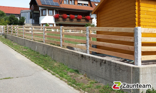 Bohlenzaun mit Lärchenkantpfosten braun wurde in Höchenschwand von Zaunteam Granacher, Lauchringen im Jahr 2015 erstellt.