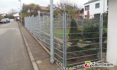 Doppelstabmatten schwer verzinkt mit Pfosten 40x60 verzinkt mit Abdeckleisten einbetoniert wurde in Sachsenheim von Zaunteam Neckar-Enz, Sachsenheim im Jahr 2013 erstellt.