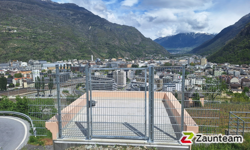 Doppelstabmatten schwer verzinkt mit Pfosten 40x60 verzinkt mit Abdeckleisten mit Fussplatte wurde in Visp von Zaunteam Wallis, Niedergesteln im Jahr 2024 erstellt.