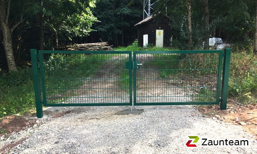 Doppelstabmattentor 2-flüglig wurde in Fischbach von Zaunteam Lkr. Rottweil, Dietingen-Rotenzimmern im Jahr 2023 erstellt.