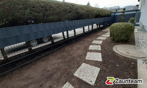 Doppelstabmatten schwer feuerverzinkt und anthrazit beschichtet mit Pfosten 60 x 40 mit Abdeckleisten einbetoniert wurde in Immenstadt von Zaunteam Allgäu, Bad Hindelang - Unterjoch im Jahr 2021 erstellt.