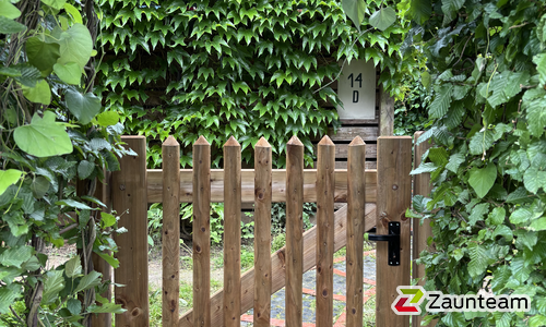 Palisadenzauntor 1-flüglig wurde in Gelnhausen Hailer von Zaunteam Main-Kinzig, Langenselbold im Jahr 2025 erstellt.