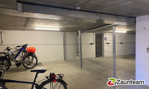 Doppelstabmatten schwer verzinkt mit Pfosten 40x60 verzinkt mit Abdeckleisten mit Fussplatte wurde in Heiden von Zaunteam Appenzellerland, Wasserauen im Jahr 2025 erstellt.