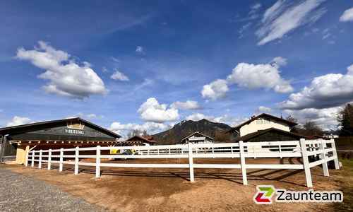 Horserail mit Kunststoffpfosten vierkant weiss einbetoniert wurde in Blaichach von Zaunteam Allgäu, Bad Hindelang - Unterjoch im Jahr 2024 erstellt.