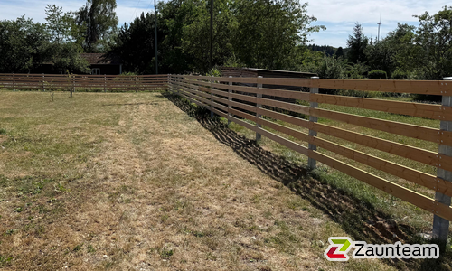 Bohlenzaun Lärche natur wurde in Gussenstadt von Zaunteam Ulm, Lonsee im Jahr 2026 erstellt.