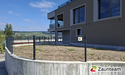 Doppelstabmatten leicht vorverzinkt und anthrazit beschichtet mit Pfosten 40x60 mit Abdeckleisten in Aussparung wurde in Beinwil am See von Zaunteam Aargau, Egliswil im Jahr 2024 erstellt.