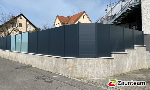 Alu Varioprofil glatt mit Aluminiumpfosten vierkant 85 x 85 mm in Ausparung wurde in Rimpar von Zaunteam Würzburg, Hausen im Jahr 2024 erstellt.