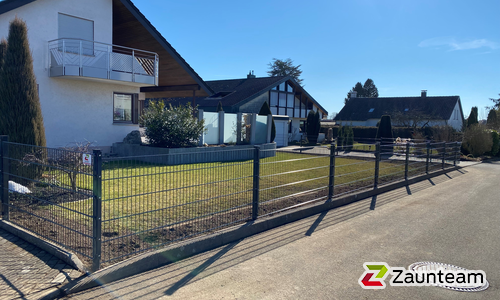 Doppelstabmatten schwer feuerverzinkt und anthrazit beschichtet mit Pfosten 60 x 40 mit Abdeckleisten einbetoniert wurde in Riedlingen von Zaunteam Oberschwaben, Obermarchtal im Jahr 2022 erstellt.