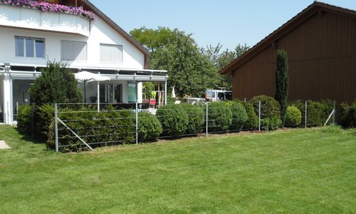 Drahtseilzaun mit T-Stahlpfosten verzinkt einbetoniert wurde in Kloten von Zaunteam Neftenbach, Neftenbach im Jahr 2012 erstellt.