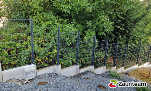 Doppelstabmatten schwer feuerverzinkt und anthrazit beschichtet mit Pfosten 60 x 40 mit Abdeckleisten mit Fussplatte wurde in Ober-Ramstadt von Zaunteam Bergstraße-Ried, Lorsch im Jahr 2025 erstellt.