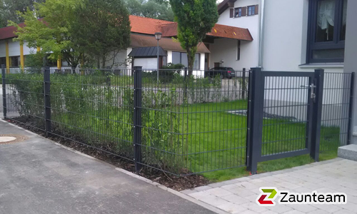 Doppelstabmatten leicht feuerverzinkt und anthrazit beschichtet mit Pfosten 60 x 40 mit Abdeckleisten einbetoniert wurde in Waltenhofen von Zaunteam Allgäu, Bad Hindelang - Unterjoch im Jahr 2017 erstellt.