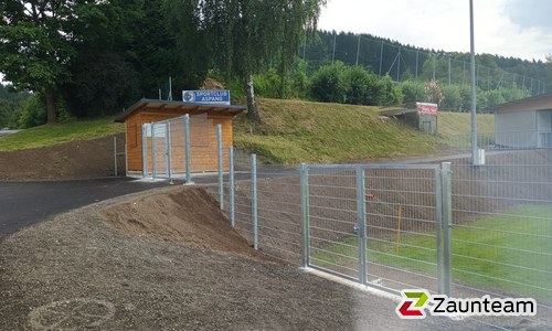 Doppelstabmatten schwer verzinkt mit Pfosten 40x60 verzinkt mit Abdeckleisten einbetoniert wurde in Aspang Markt von Zaunteam Schneebergland, Gloggnitz im Jahr 2024 erstellt.
