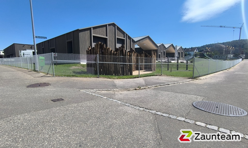 Diagonalgeflecht verzinkt mit Rohrpfosten verzinkt einbetoniert wurde in Thayngen von Zaunteam Neftenbach, Neftenbach im Jahr 2025 erstellt.