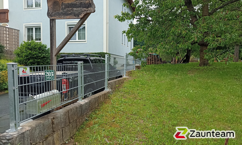 Doppelstabmatten leicht verzinkt mit Pfosten 40x60 verzinkt mit Abdeckleisten mit Fussplatte wurde in Lafnitz von Zaunteam Oststeiermark, Grafendorf bei Hartberg im Jahr 2023 erstellt.
