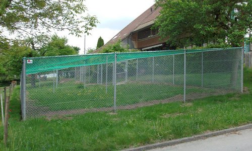Voliere / Metallpfosten wurde in Rüti b.Büren von Zaunteam Spahni, Laupen BE im Jahr 2010 erstellt.
