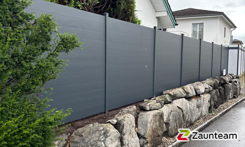 Alu Systemprofil anthrazit mit Aluminiumpfosten vierkant 60 x 60 mm einbetoniert wurde in wIDNAU von Zaunteam Rheintal, Widnau im Jahr 2025 erstellt.