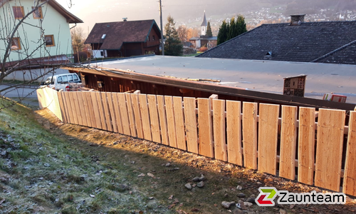 Ranchzaun (ungesäumte Bretter) mit Lärchenpfosten braun wurde in Ossiach von Zaunteam Kärnten-Ost, Bodensdorf im Jahr 2020 erstellt.