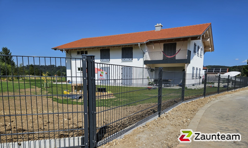 Doppelstabmatten schwer feuerverzinkt und anthrazit beschichtet mit Pfosten 60 x 40 mit Abdeckleisten einbetoniert wurde in Friesenried von Zaunteam Allgäu, Bad Hindelang - Unterjoch im Jahr 2024 erstellt.
