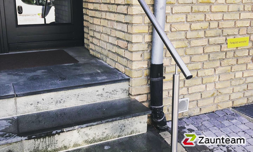 Edelstahl Handlauf geneigt einbetoniert wurde in Schwerte von Zaunteam Sauerland, Neuenrade im Jahr 2019 erstellt.