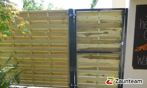 Holz Sichtschutztor 1-flüglig wurde in Dürnten von Zaunteam Linth GmbH, Uznach im Jahr 2016 erstellt.