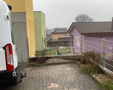 Doppelstabmatten leicht verzinkt mit Pfosten 40x60 verzinkt mit Abdeckleisten mit Fussplatte wurde in Camorino von Zaunteam Engadin, Zernez im Jahr 2026 erstellt.