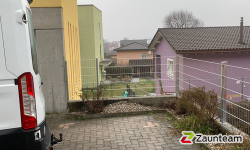 Doppelstabmatten leicht verzinkt mit Pfosten 40x60 verzinkt mit Abdeckleisten mit Fussplatte wurde in Camorino von Zaunteam Engadin, Zernez im Jahr 2026 erstellt.