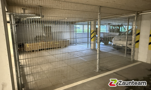 Doppelstabmatten schwer verzinkt mit Pfosten 40x60 verzinkt mit Abdeckleisten mit Fussplatte wurde in Satigny von Swissclôture Genève, Bellevue im Jahr 2025 erstellt.