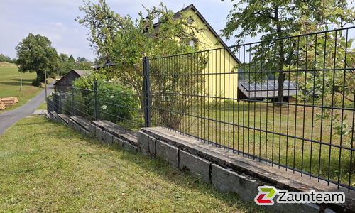 Doppelstabmatten schwer vorverzinkt und anthrazit beschichtet mit Pfosten 40x60 mit Abdeckleisten in Aussparung wurde in Karlstift von Zaunteam Unteres-Mühlviertel, Bad Zell im Jahr 2026 erstellt.