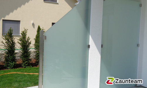 Glas Sichtschutz mit vierkant Edelstahlpfosten einbetoniert (CH) wurde in Wolfisberg von Zaunteam Mittelland GmbH, Bützberg im Jahr 2017 erstellt.