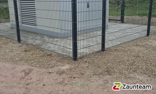 Doppelstabmatten schwer vorverzinkt und anthrazit beschichtet mit Pfosten 60 x 40 mit Abdeckleisten einbetoniert wurde in Riegel von Zaunteam Breisgau, Waldkirch-Kollnau im Jahr 2026 erstellt.