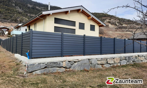 Alu Systemprofil in anthrazit mit Aluminiumpfosten vierkant 90 x 90 mm in Aussparung wurde in Erde von Zaunteam Wallis, Niedergesteln im Jahr 2022 erstellt.