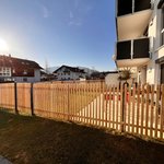 Lärchenzaun Holz vor die Pfosten mit T-Stahlpfosten verzinkt einbetoniert wurde in Sonthofen von Zaunteam Allgäu, Bad Hindelang - Unterjoch im Jahr 2025 erstellt.