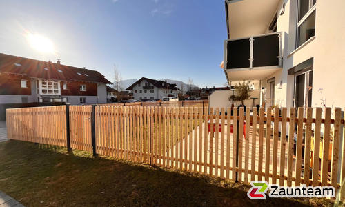 Lärchenzaun Holz vor die Pfosten mit T-Stahlpfosten verzinkt einbetoniert wurde in Sonthofen von Zaunteam Allgäu, Bad Hindelang - Unterjoch im Jahr 2025 erstellt.