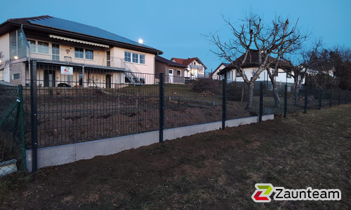 Doppelstabmatten schwer feuerverzinkt und anthrazit beschichtet mit Pfosten 60 x 40 mit Abdeckleisten einbetoniert wurde in Herdwangen-Schönach von Zaunteam Obere Donau-Bodensee, Sauldorf-Krumbach im Jahr 2026 erstellt.
