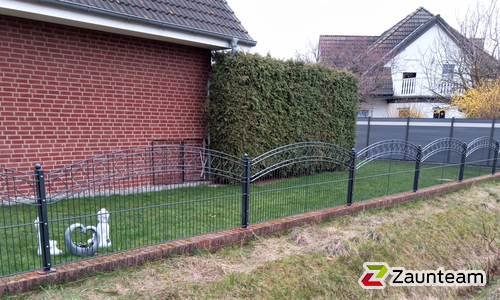 Decorzaun Verona mit Decorzaun Pfosten mit Fussplatte wurde in Nordstemmen von Zaunteam Weser-Leine, Salzhemmendorf im Jahr 2023 erstellt.