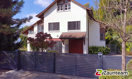 Aluminium Sichtschutztor 2-flüglig wurde in Uetikon am See von Zaunteam Zürich Oberland, Gutenswil im Jahr 2025 erstellt.