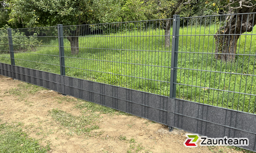 Doppelstabmatten schwer feuerverzinkt und anthrazit beschichtet mit Pfosten 60 x 40 mit Abdeckleisten einbetoniert wurde in Rudersdorf von Zaunteam Oststeiermark, Grafendorf bei Hartberg im Jahr 2025 erstellt.