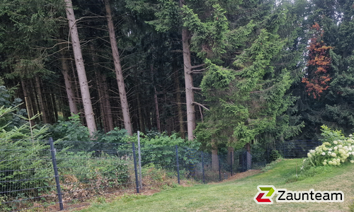 Doppelstabmatten leicht verzinkt mit Pfosten 40x60 verzinkt mit Bügel einbetoniert wurde in Deggendorf von Zaunteam Regen, Regen im Jahr 2023 erstellt.