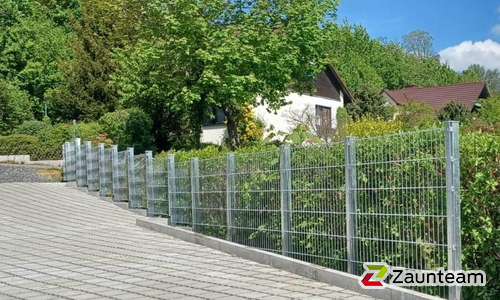 Doppelstabmatten schwer verzinkt mit Pfosten 40x60 verzinkt mit Abdeckleisten mit Fussplatte wurde in Sigmaringen von Zaunteam Obere Donau-Bodensee, Sauldorf-Krumbach im Jahr 2025 erstellt.