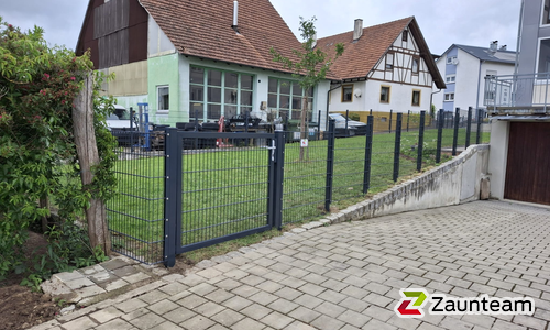 Doppelstabmatten schwer feuerverzinkt und anthrazit beschichtet mit Pfosten 60 x 40 mit Abdeckleisten einbetoniert wurde in Hohenfels von Zaunteam Obere Donau-Bodensee, Sauldorf-Krumbach im Jahr 2026 erstellt.