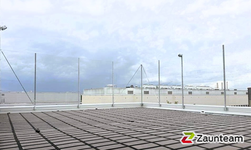 Ballfangzaun Diagonalgeflecht wurde in Dübendorf von Zaunteam Zürich Oberland, Gutenswil im Jahr 2026 erstellt.