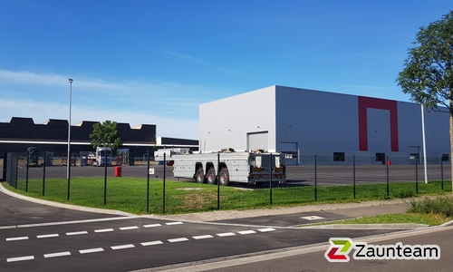 Doppelstabmatten leicht feuerverzinkt und anthrazit beschichtet mit Pfosten 60 x 40 mit Bügel einbetoniert wurde in Leipzig von Zaunteam Leipzig, Leipzig im Jahr 2024 erstellt.