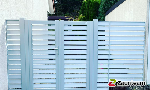 Aluminium Sichtschutztor 1-flüglig wurde in Altena von Zaunteam Sauerland, Neuenrade im Jahr 2021 erstellt.