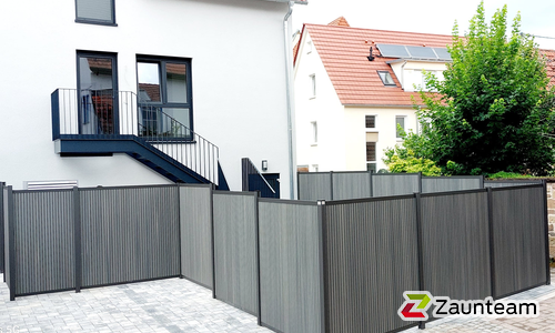 System WPC Sichtschutz, Neo Platinum mit Alupfosten einbetoniert wurde in Bönnigheim von Zaunteam Neckar-Enz, Sachsenheim im Jahr 2025 erstellt.