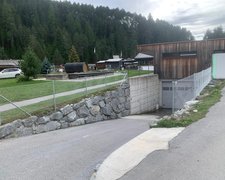 Diagonalgeflecht verzinkt mit Rohrpfosten verzinkt einbetoniert wurde in Sent von Zaunteam Engadin, Zernez im Jahr 2025 erstellt.