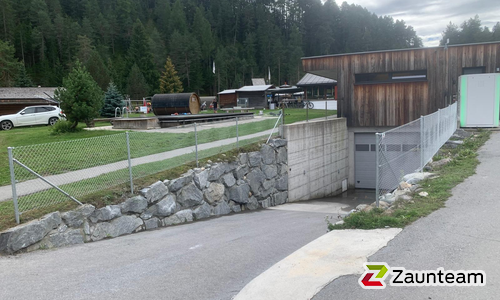 Diagonalgeflecht verzinkt mit Rohrpfosten verzinkt einbetoniert wurde in Sent von Zaunteam Engadin, Zernez im Jahr 2025 erstellt.