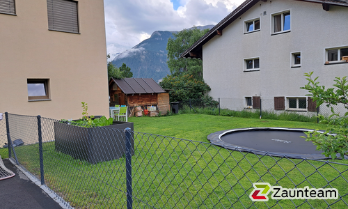 Diagonalgeflecht anthrazit mit Rohrpfosten anthrazit einbetoniert wurde in Sent von Zaunteam Engadin, Zernez im Jahr 2022 erstellt.